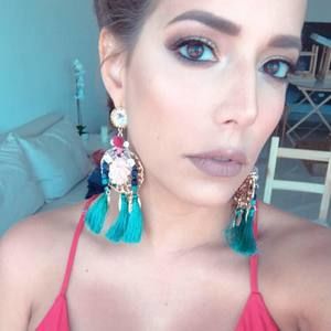 Meet your Posher, Adriana isabel